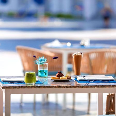Pickalbatros Blu Spa Resort - Adults Friendly 16 Years Plus- Ultra All-Inclusive 후르가다 외부 사진 A table at a restaurant