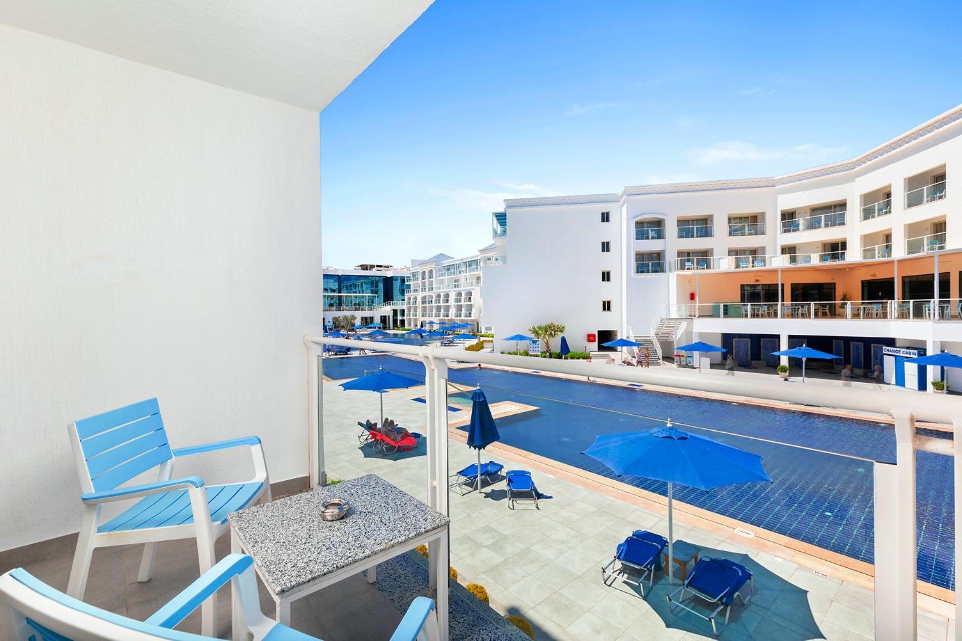 Pickalbatros Blu Spa Resort - Adults Friendly 16 Years Plus- Ultra All-Inclusive 후르가다 외부 사진 Balcony view of the pool at the Hilton Garden Inn
