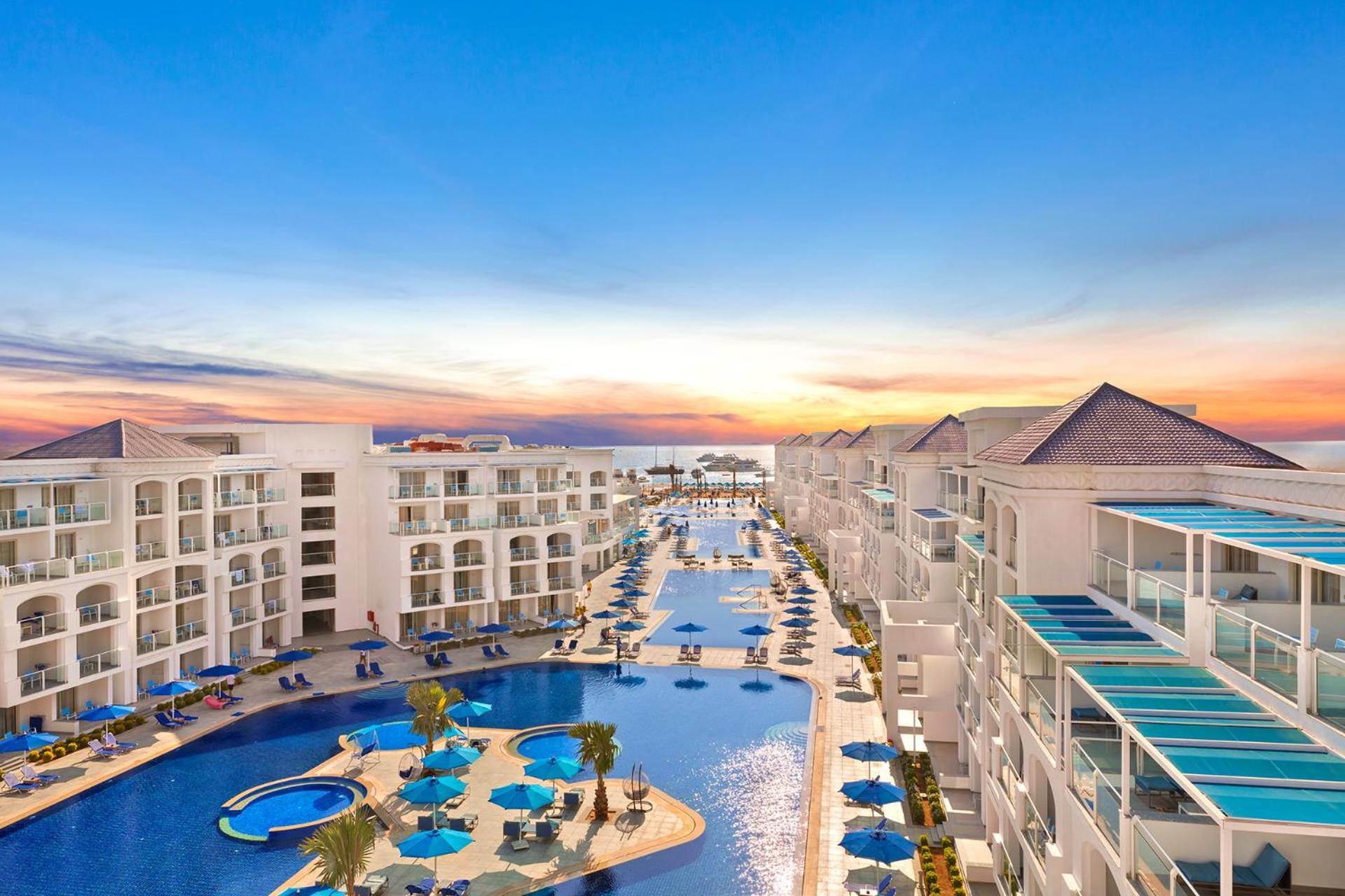 Pickalbatros Blu Spa Resort - Adults Friendly 16 Years Plus- Ultra All-Inclusive 후르가다 외부 사진 The resort at sunset