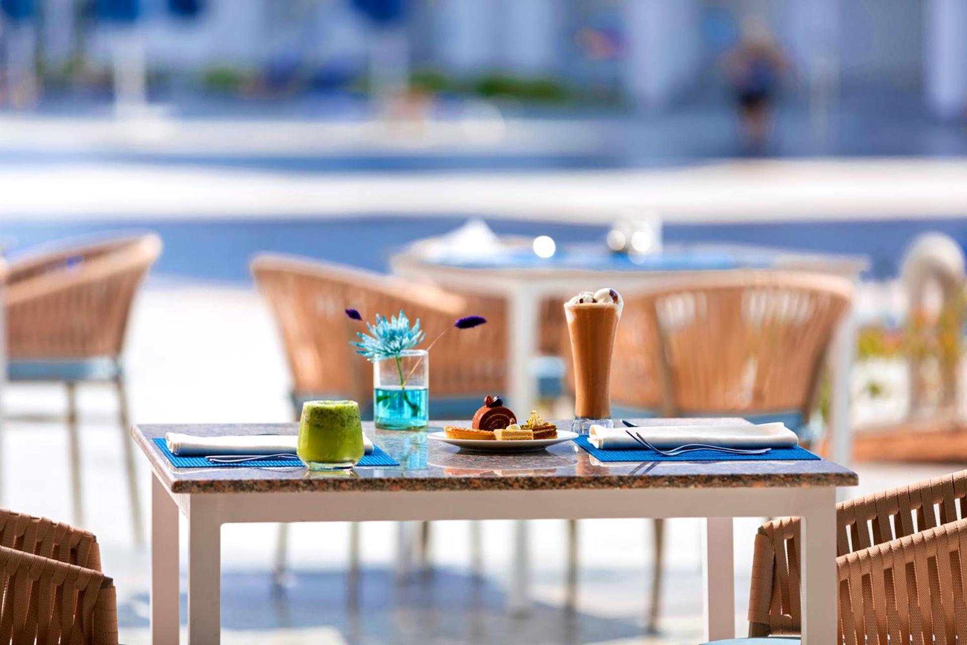 Pickalbatros Blu Spa Resort - Adults Friendly 16 Years Plus- Ultra All-Inclusive 후르가다 외부 사진 A table at a restaurant